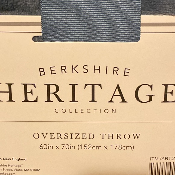 💙💛🤍NWT Berkshire Heritage Collection Oversized Floral Throw Blanket - Picture 3 of 7